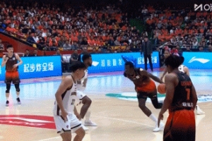 针锋相对!法耶强攻打成2+1 还造成克里斯第4次犯规