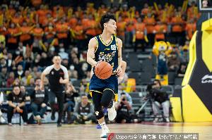 掌控全局!徐杰半场7投4中&三分5中3 拿下13分1板3助1断&正负值+8