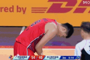 本来就带护腕!徐昕篮下被对手切到手腕 痛苦被换下场
